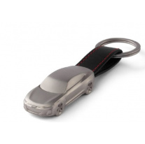 Audi přívěsek na klíče zdobený „autíčkem“ e-tron GT, nerezová ocel