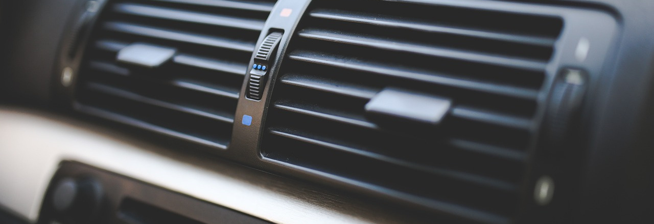 Zbavte se prachu a pylu: průvodce čištěním klimatizace v autě